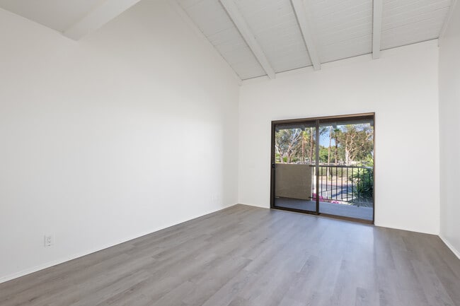 Building Photo - 1411 N Sunrise Way