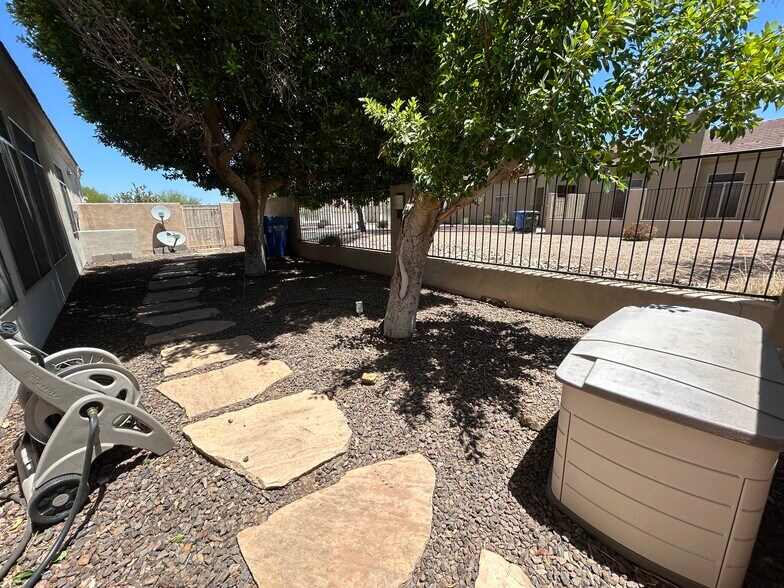 Building Photo - 2041 E Fawn Dr