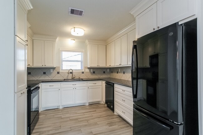 Building Photo - 1140 Glenda St