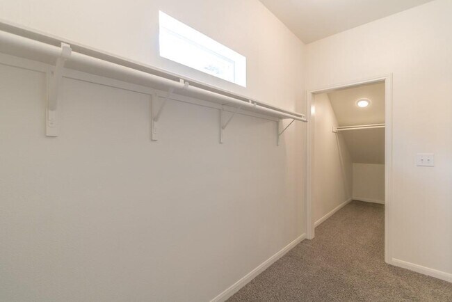 Building Photo - 206 Munro St