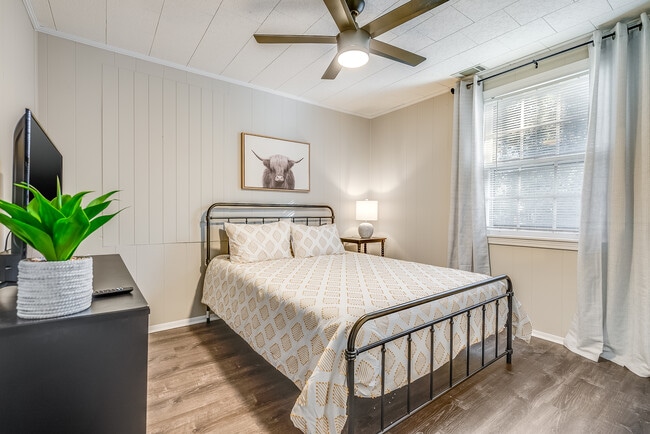 Building Photo - Evora