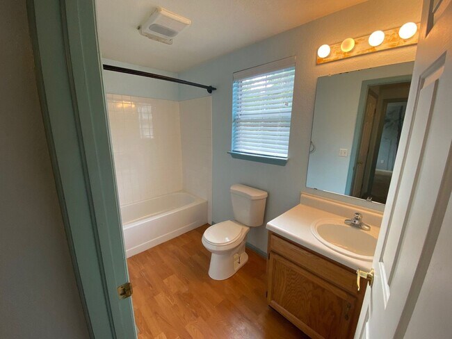 Building Photo - Charming 3 Bed 3 Bath Home - Available Aug...