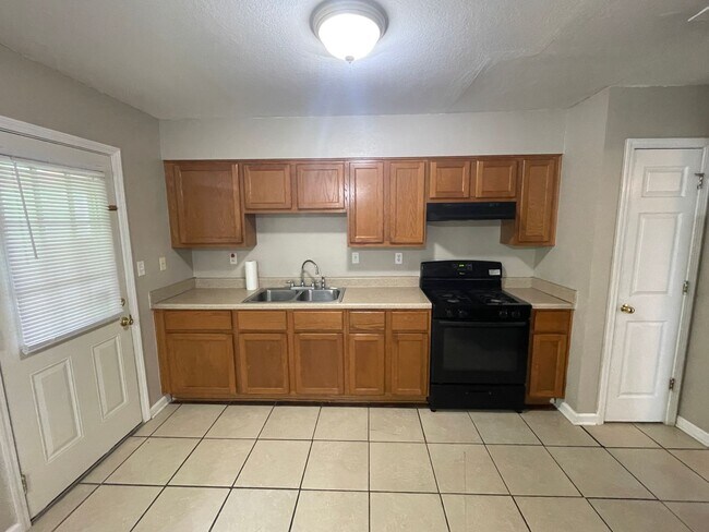 Building Photo - 3 BEDROOM READY TO MOVE-IN