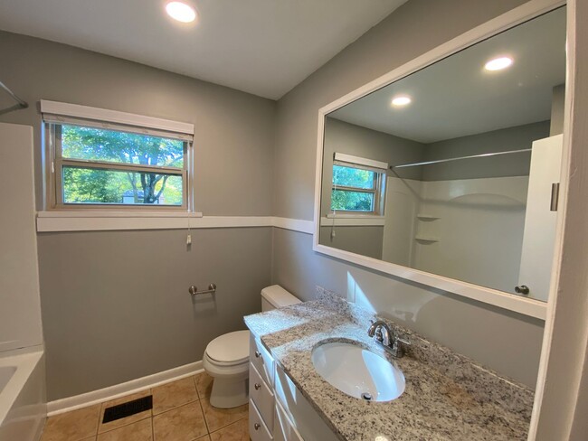 Building Photo - Charming Updated Mid-Century in Fayettevil...