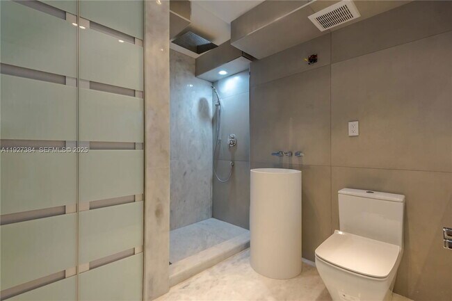 Building Photo - 6423 Collins Ave