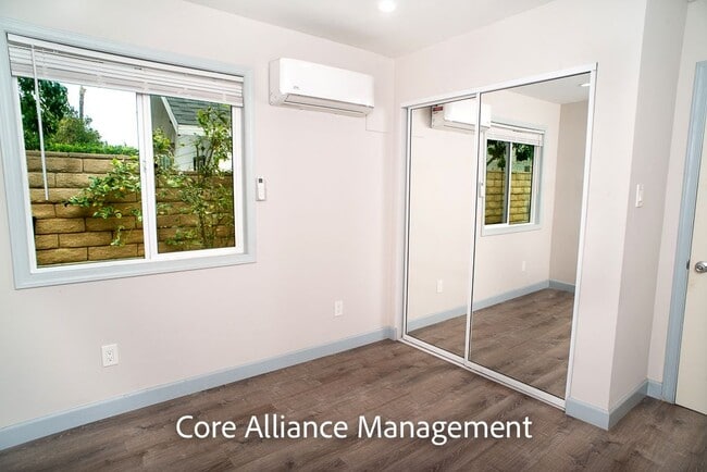 Building Photo - 9413 Farralone Ave