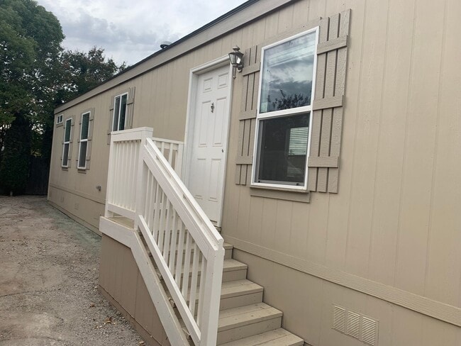 Building Photo - Terrific ADU home with private yard!