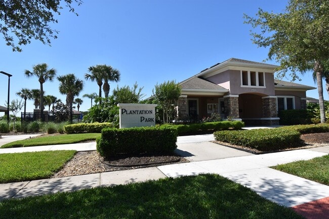 Building Photo - 4 Bed/3.5 Bath, Pool and Waterfront home, ...