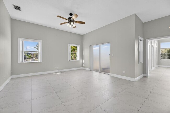 Building Photo - 172 Lake Shore Dr W