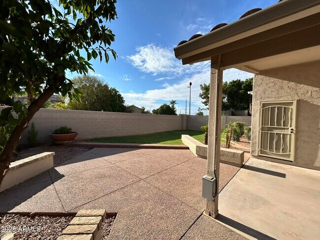 Building Photo - 855 N Quail Ln