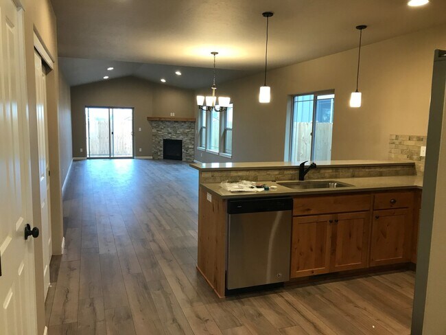 Building Photo - Single Level Home 3 Bedroom / 2 Bathroom in NW Redmond Oregon