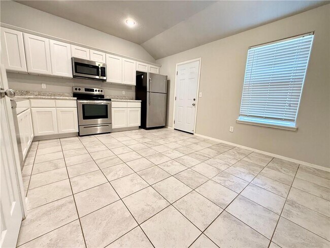 Building Photo - 868 NW Evans Cir