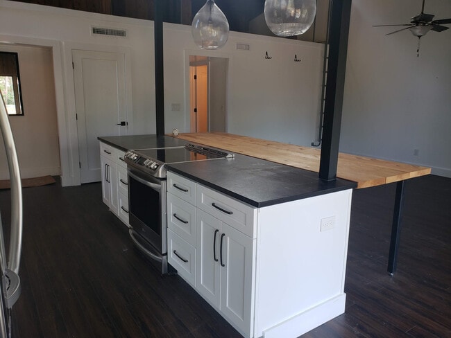 Building Photo - Longwood (The Springs) - 2 Bedroom, 1 Bathroom - $1,795.00