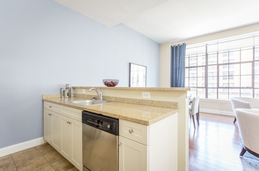 Building Photo - 600 N Broad St