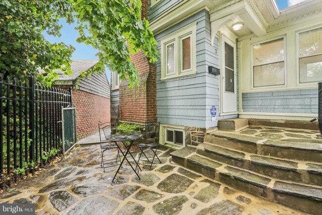 Primary Photo - 2 E Avon Rd