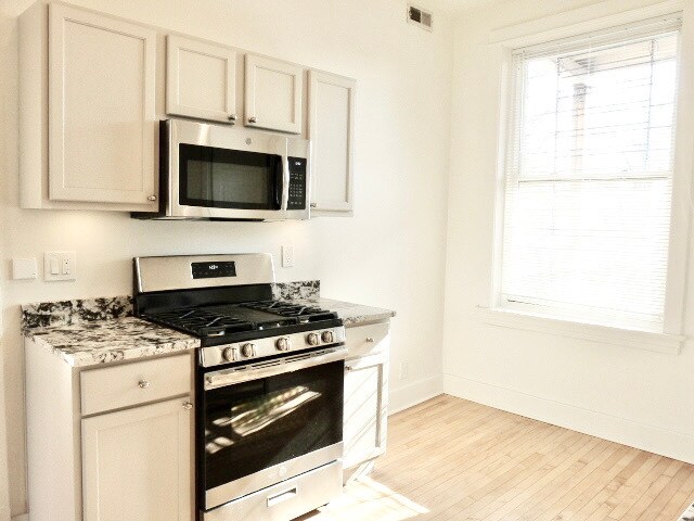 Building Photo - 2541 W Belden Ave