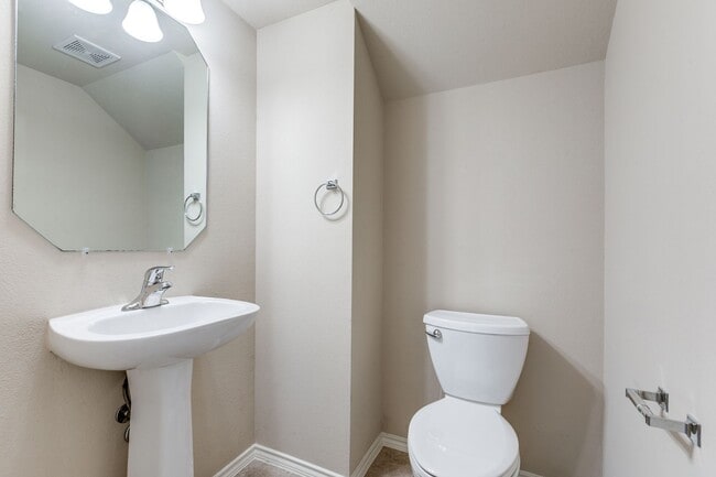 Building Photo - BEAUTIFUL 3-BEDROOM HOME NEAR MEDICAL CENTER