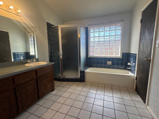 Building Photo - 3912 SW Parkridge Blvd