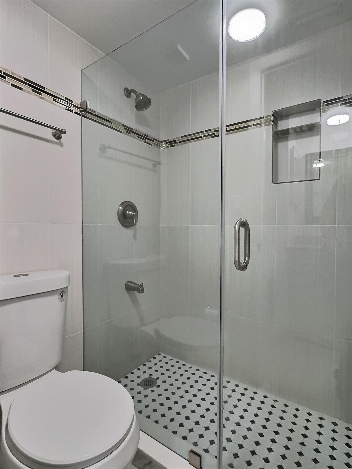 Building Photo - 2652 Riverside Dr