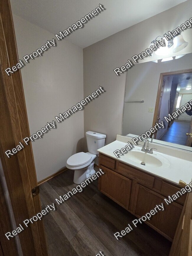 Building Photo - Updated 3 Bedroom Townhome