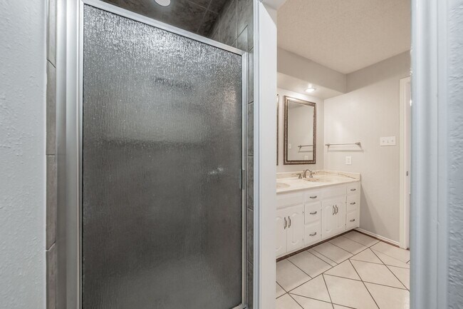 Building Photo - Charming Updated Home on Quiet Cul-de-Sac