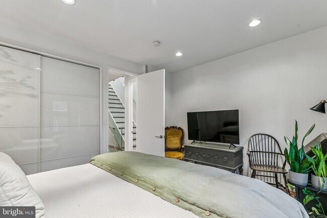 Building Photo - 2053 Pemberton St