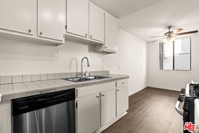 Building Photo - 1950 Rodney Dr