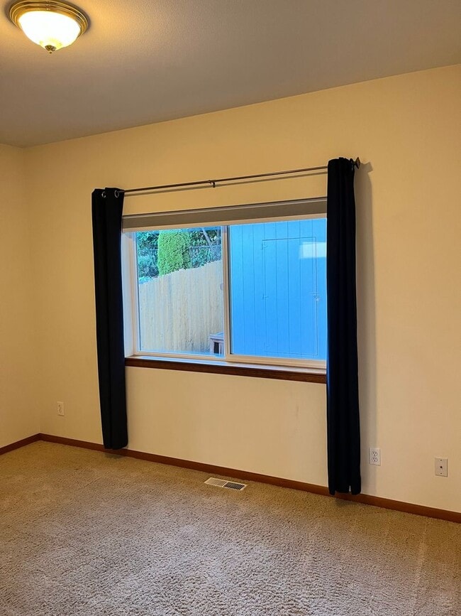 Building Photo - View Home in Poulsbo