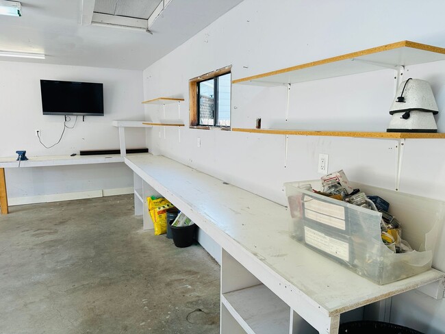 Building Photo - 4+ bedroom, 2 bath with Hot Tub, Fenced Yard and Garage