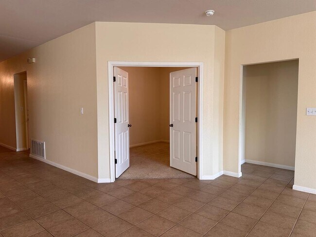 Building Photo - 15008 Fernhill Dr