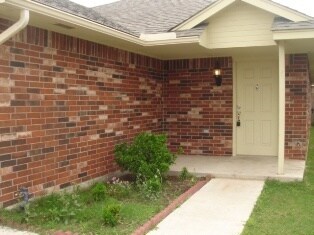 Building Photo - Charming Home - Moore Schools