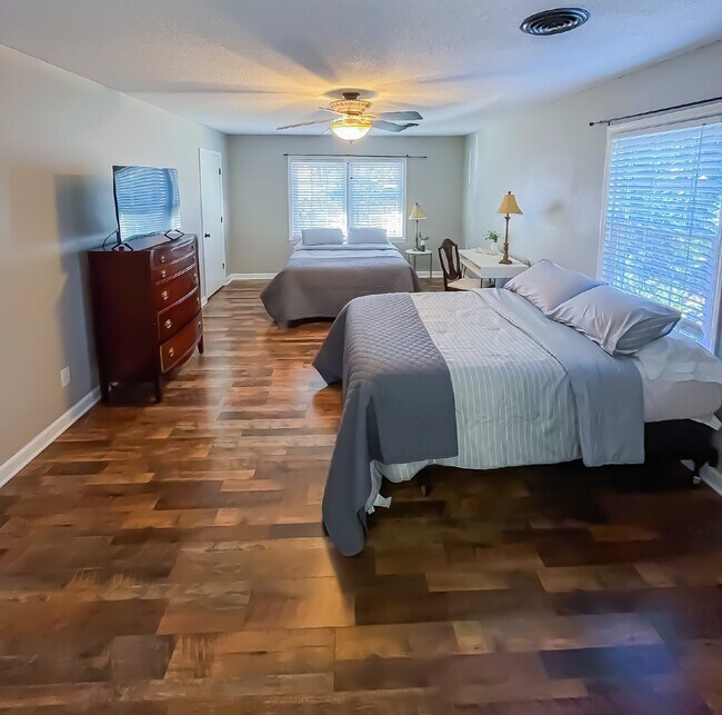 Building Photo - Spacious Stay for Crews | 4BR + Parking + ...