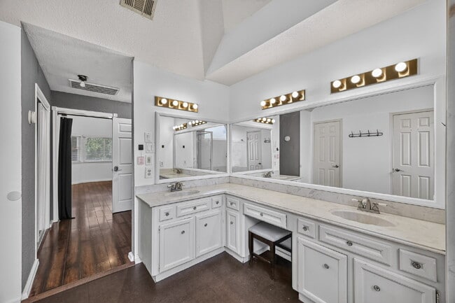 Building Photo - "Charming 3-Bed Oasis with Modern Touches & Granite Elegance in Houston!"