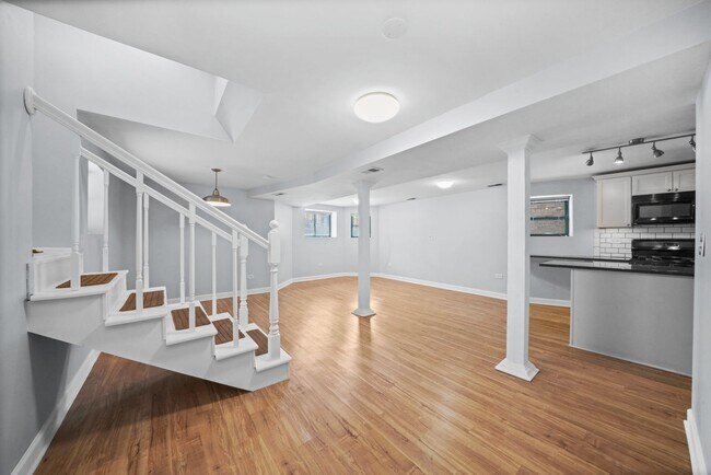 Building Photo - 2642 N Sacramento Ave