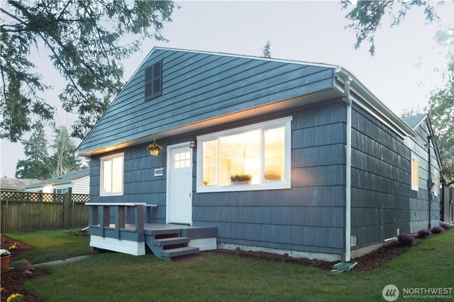 Primary Photo - 4 Bed 3 Bath SFR Fully Fenced Home in Shor...