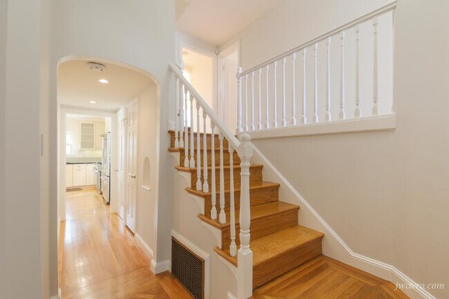 Building Photo - 348 Stratford Dr