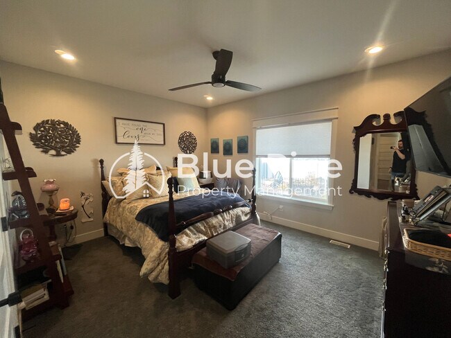 Building Photo - 1885 Mesa Cyn Dr
