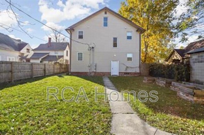 Building Photo - 1112 Pleasant St