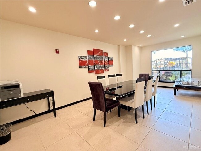 Building Photo - 38 Travis St