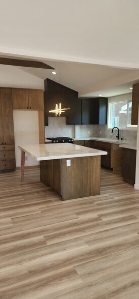 Building Photo - 950 N Kingsley Dr