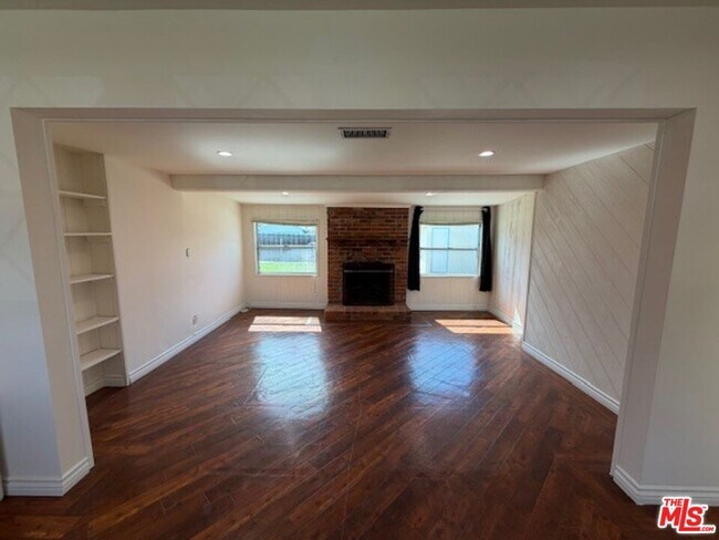 Building Photo - 17400 Cantlay St