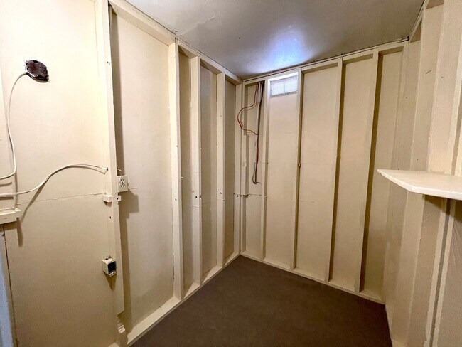 Building Photo - Furnished- Cute 2 Bedroom Home with Garage...