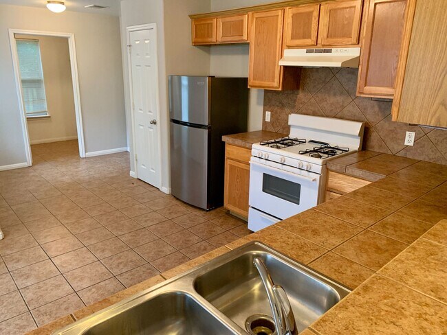 Building Photo - Lovely 3 bedroom, 2.5 bathroom Duplex in A...