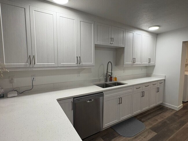 Building Photo - 380 Utah Ave