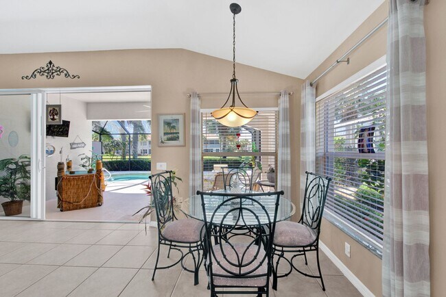 Building Photo - Rarely available Pool villa in Colonial Country Club!