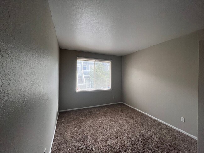 Building Photo - 1 Bed 1.5 Bath Townhome in Aurora!