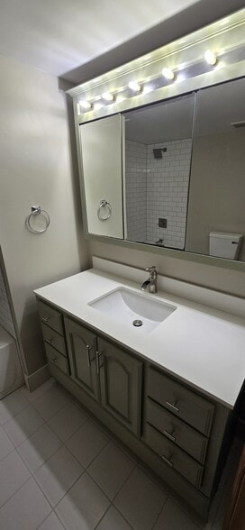 Bathroom - 7 Mountain Rd