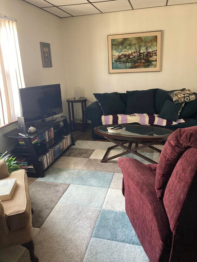 Primary Photo - 2021 Noble St