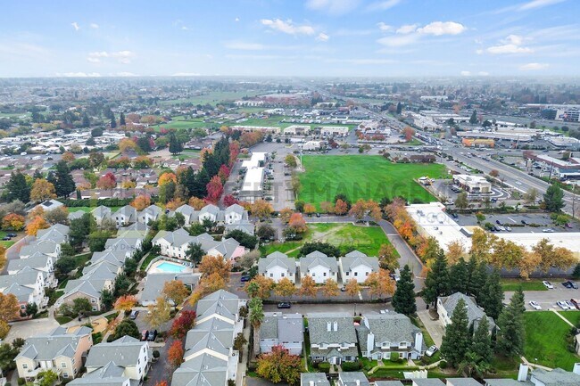 Building Photo - 3 bedroom 2 baths available in a gate community