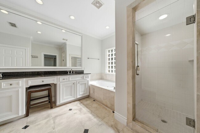 Building Photo - 3243 N Pemberton Cir Dr